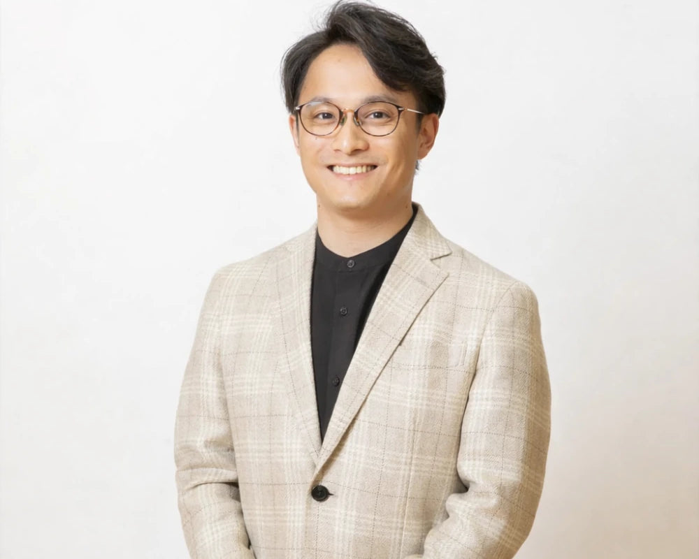 若い男性のマインドフルネスの専門家が笑顔でいる様子