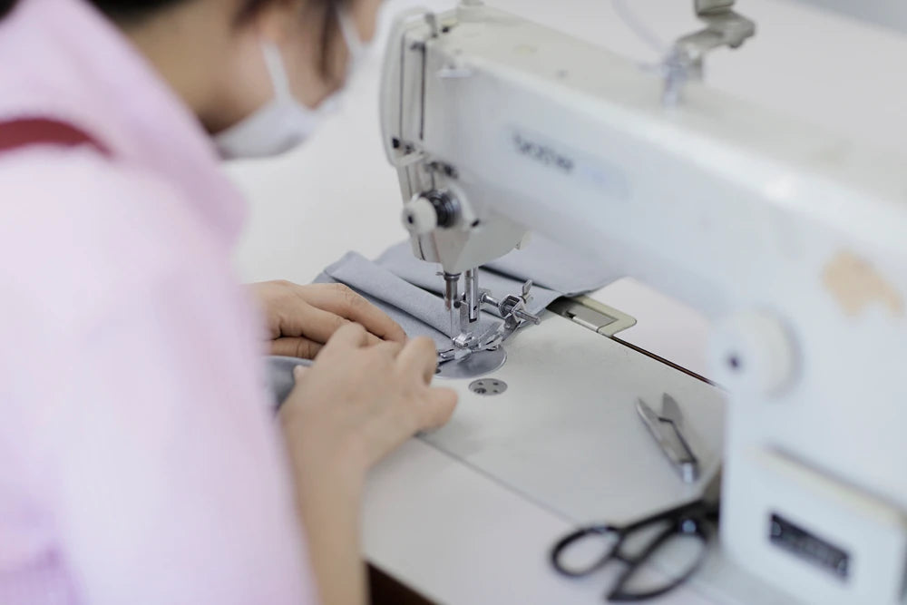 日本の仏具職人が瞑想クッションを縫製している様子
