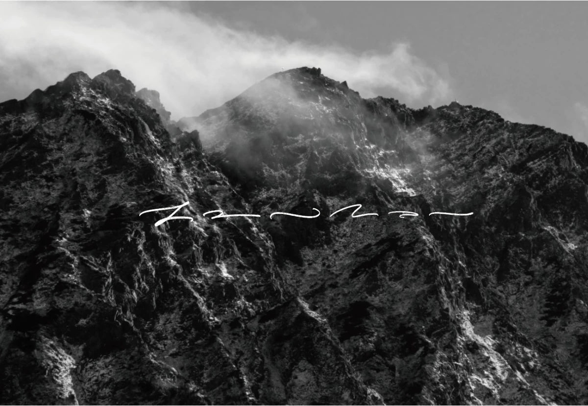 白黒の赤岳の写真に心がととのっていくイメージをドローイングが合成されている写真