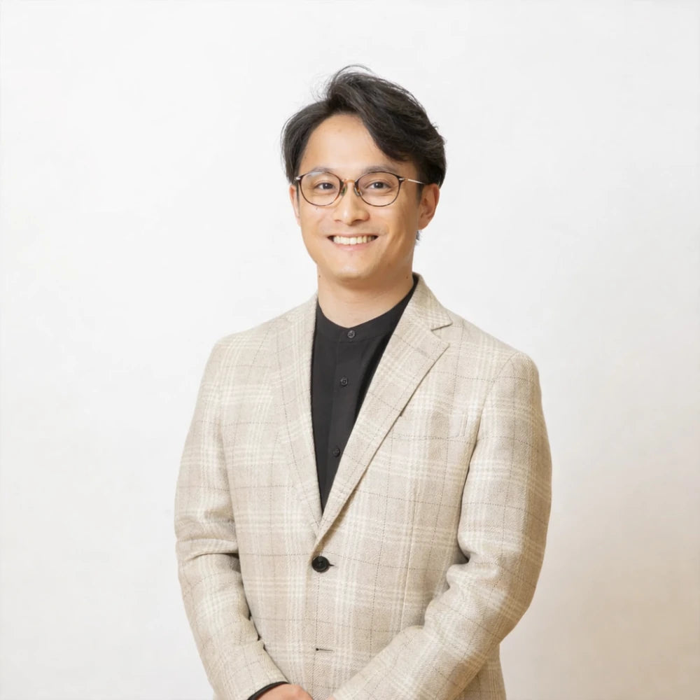 若い男性のマインドフルネスの専門家が笑顔でいる様子